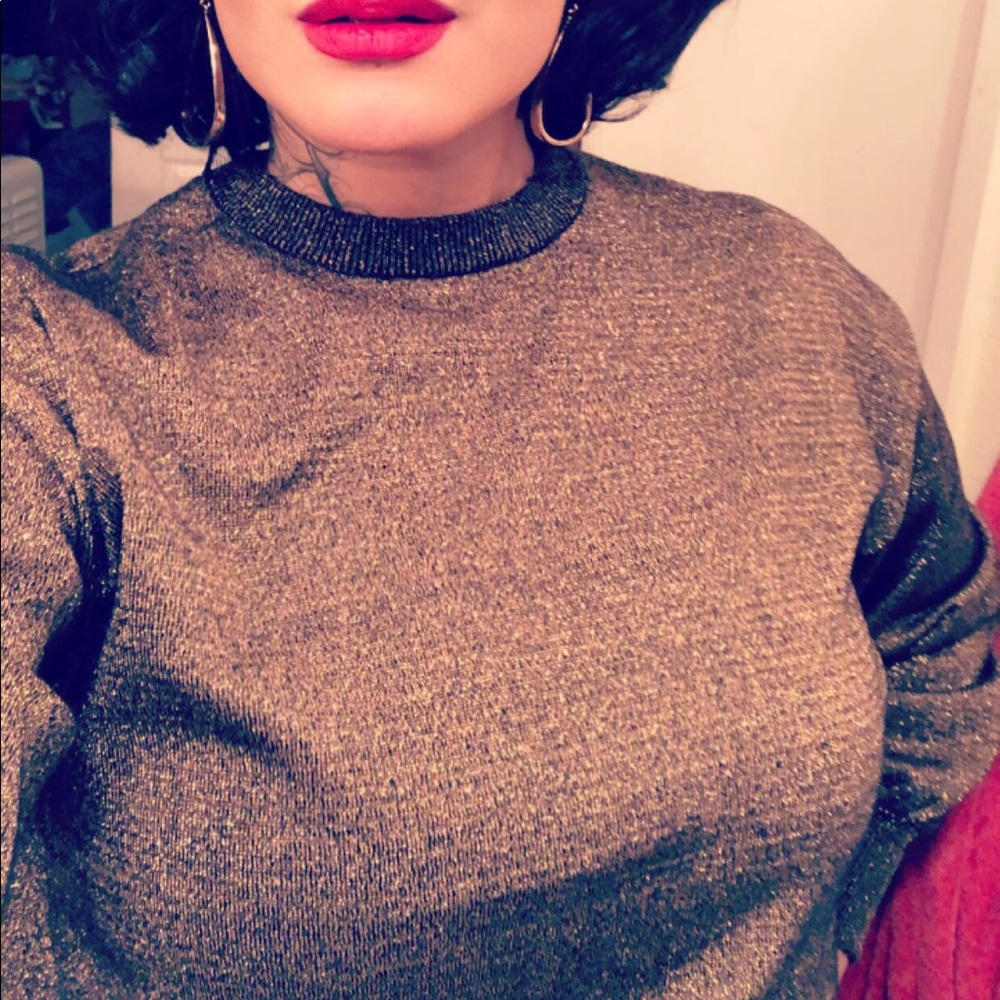 Gold Sweater 🖤 - Picture 2 of 2